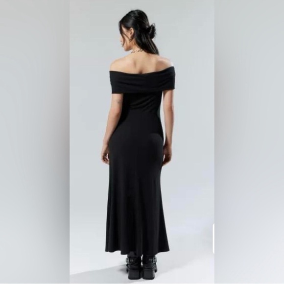 Silence + Noise Jayde Off-The-Shoulder Maxi Dress - Picture 8 of 11